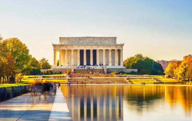Photo of National Park with the reflecting pool and the view of the Washington Monument , date ideas for Washington DC.