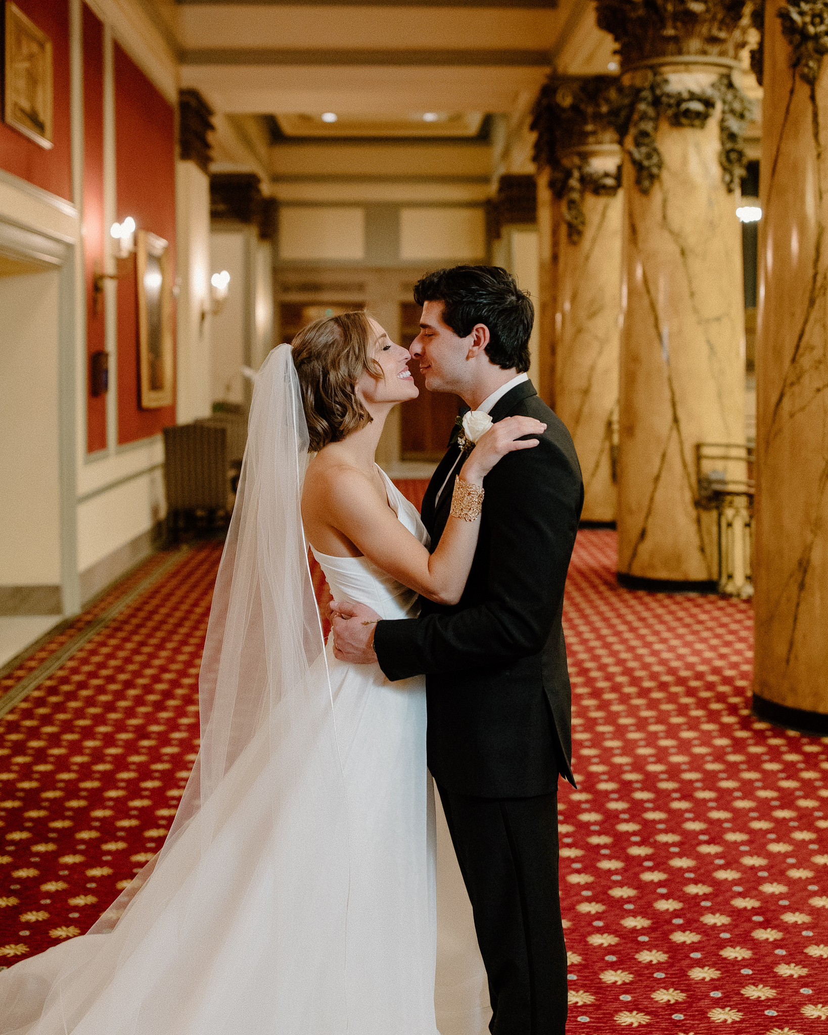 coupl kissing in the hallway at the jefferson hotel