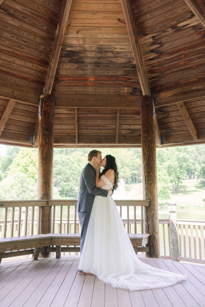couple kissing after first look