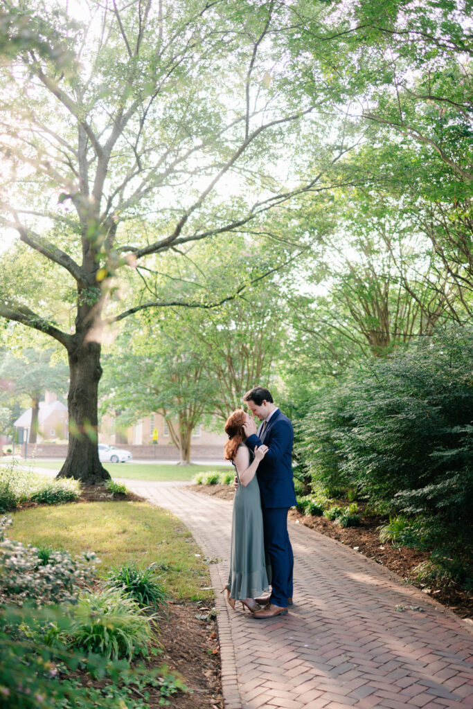 couple posing romantically in williamsburg colonial