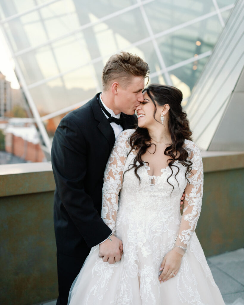 couple kissing on balcony at the taubman museum